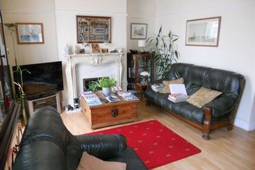 تختخواب و صبحانه The Elms Guest House