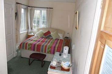 تختخواب و صبحانه The Elms Guest House