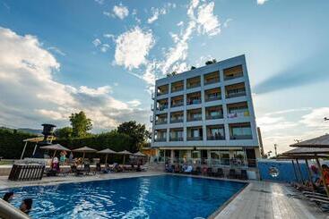 בית מלון כפרי Dolphin Resort & Conference