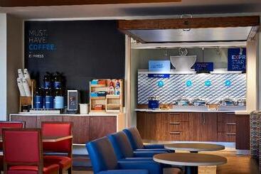Отель Holiday Inn Express & Suites Trinidad, An Ihg