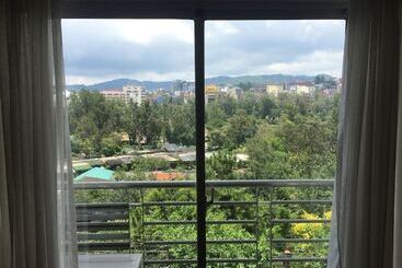 בית מלון כפרי Baguio Burnham Suites