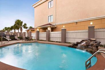هتل Days Inn & Suites By Wyndham Houston Hobby Airport