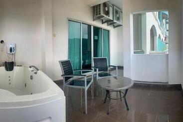 בית מלון כפרי Marina Island Pangkor Resort &