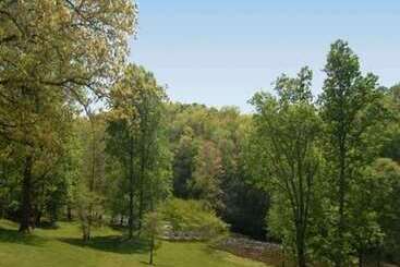 Отель Rodeway Inn & Suites On The River