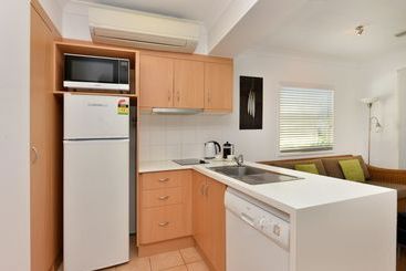 هتل Port Douglas Apartments   Adults Only Oasis