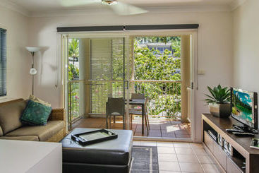 هتل Port Douglas Apartments   Adults Only Oasis