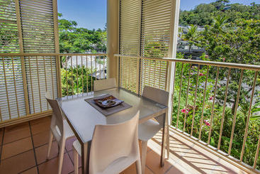 هتل Port Douglas Apartments   Adults Only Oasis