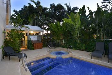 هتل Port Douglas Apartments   Adults Only Oasis