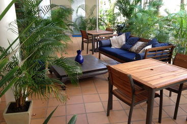 هتل Port Douglas Apartments Adults Only Oasis
