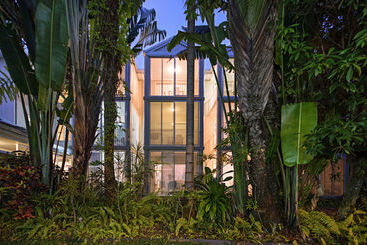 هتل Port Douglas Apartments   Adults Only Oasis