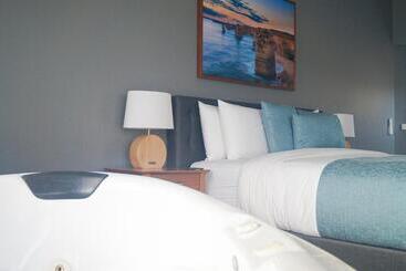 هتل Waves Luxury Suites