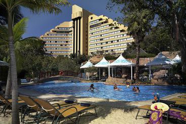 هتل The Cascades  At Sun City Resort