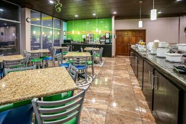 בית מלון כפרי Super 8 By Wyndham Ft Stockton