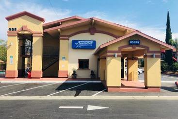 בית מלון כפרי Americas Best Value Inn & Suites Escondido