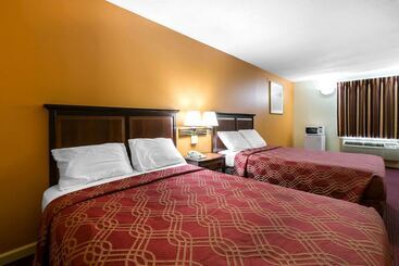 هتل Econo Lodge At Six Flags