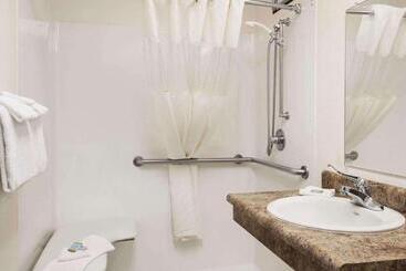 هتل Magnuson Grand Rushmore View