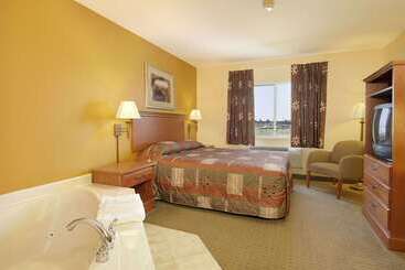 Отель Super 8 By Wyndham Topeka At Forbes Landing