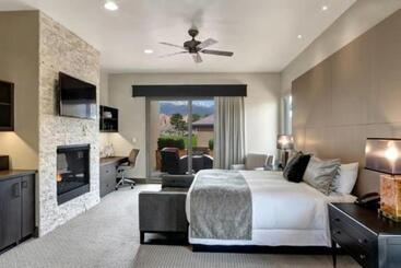 هتل Garden Of The Gods Resort & Club