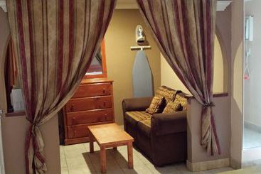 فندق على الطريق Paradise Inn & Suites