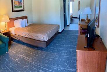 استراحتگاه Mackinaw Beach And Bay Inn & Suites