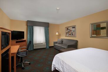 هتل آپارتمان Hampton Inn & Suites Canton