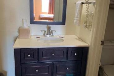 هتل Budget Inn Toledo Maumee