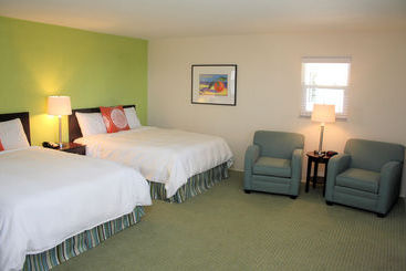 هتل Carousel Inn On The Beach