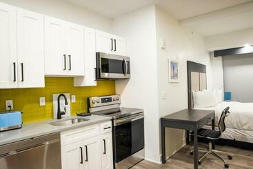 Peachtree Suites   Jersey City