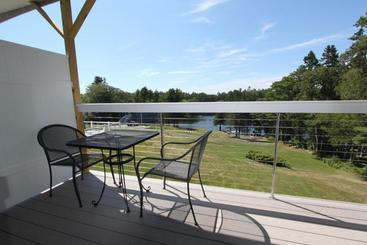 هتل Beach Cove Waterfront Inn
