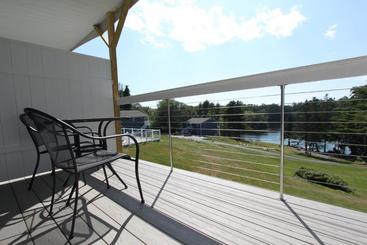 هتل Beach Cove Waterfront Inn