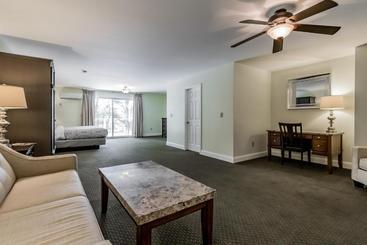 هتل Beach Cove Waterfront Inn