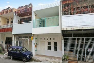 هتل Spot On 90780 Gang Tengah Homestay Syariah