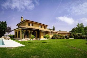 پانسیون Villa Enara