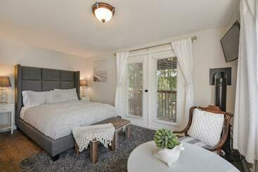 هتل Raven Point Inn