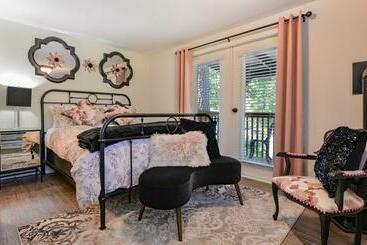 هتل Raven Point Inn