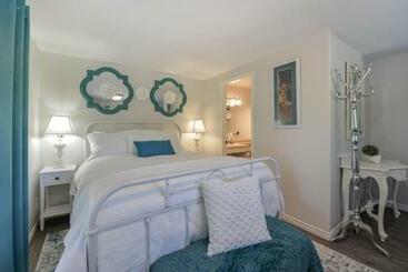 هتل Raven Point Inn