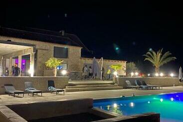 پانسیون Suite Privative Jacuzzi Sauna De La Villa Del Castagnol