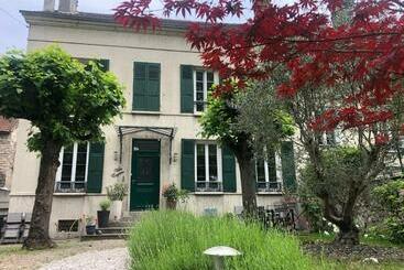 مبيت وإفطار Villa Eugénie Melun