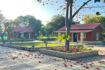 ホテル Book Rooms & Villa  Bairagarh Living Farm Stay