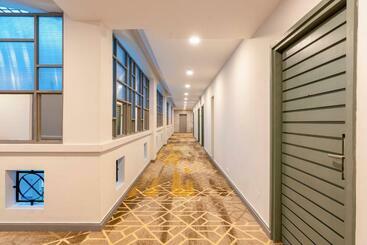Manhattan Business Hotel, Male