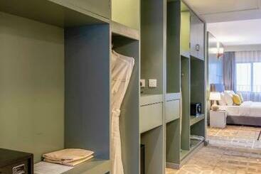 Manhattan Business Hotel, Male