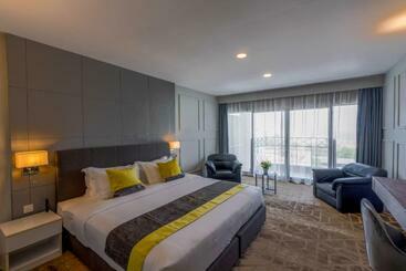 Manhattan Business Hotel, Male