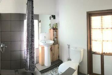 هاستل Cottage House
