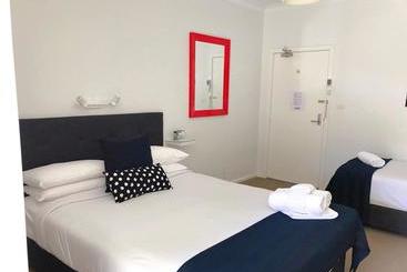 هتل Canberra Short Term & Holiday Accommodation