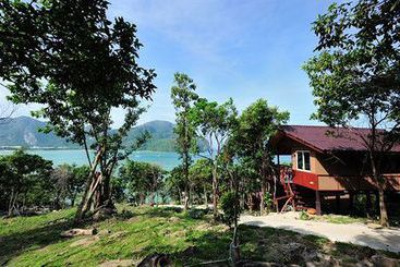 هتل Phuphaya Seaview Resort  Adults Only
