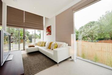 هتل Apartments By Nagee Canberra  Formerly Nagee Prest