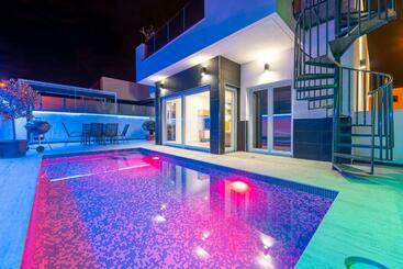 New Villa With Rooftop Terrace And Pool - Daia Nova