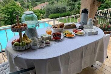 تختخواب و صبحانه Villa Magnolia