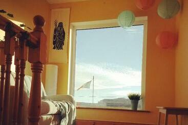تختخواب و صبحانه Aran Walkers Lodge