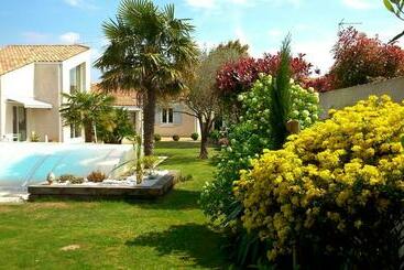 تختخواب و صبحانه Chambre D Hôtes Armoise